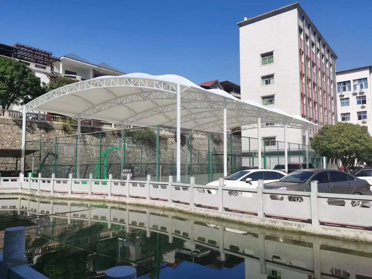 贵州赫章园区停车棚总在漏水生锈？源头膜结构厂家：按本地气候选材，避开三大坑