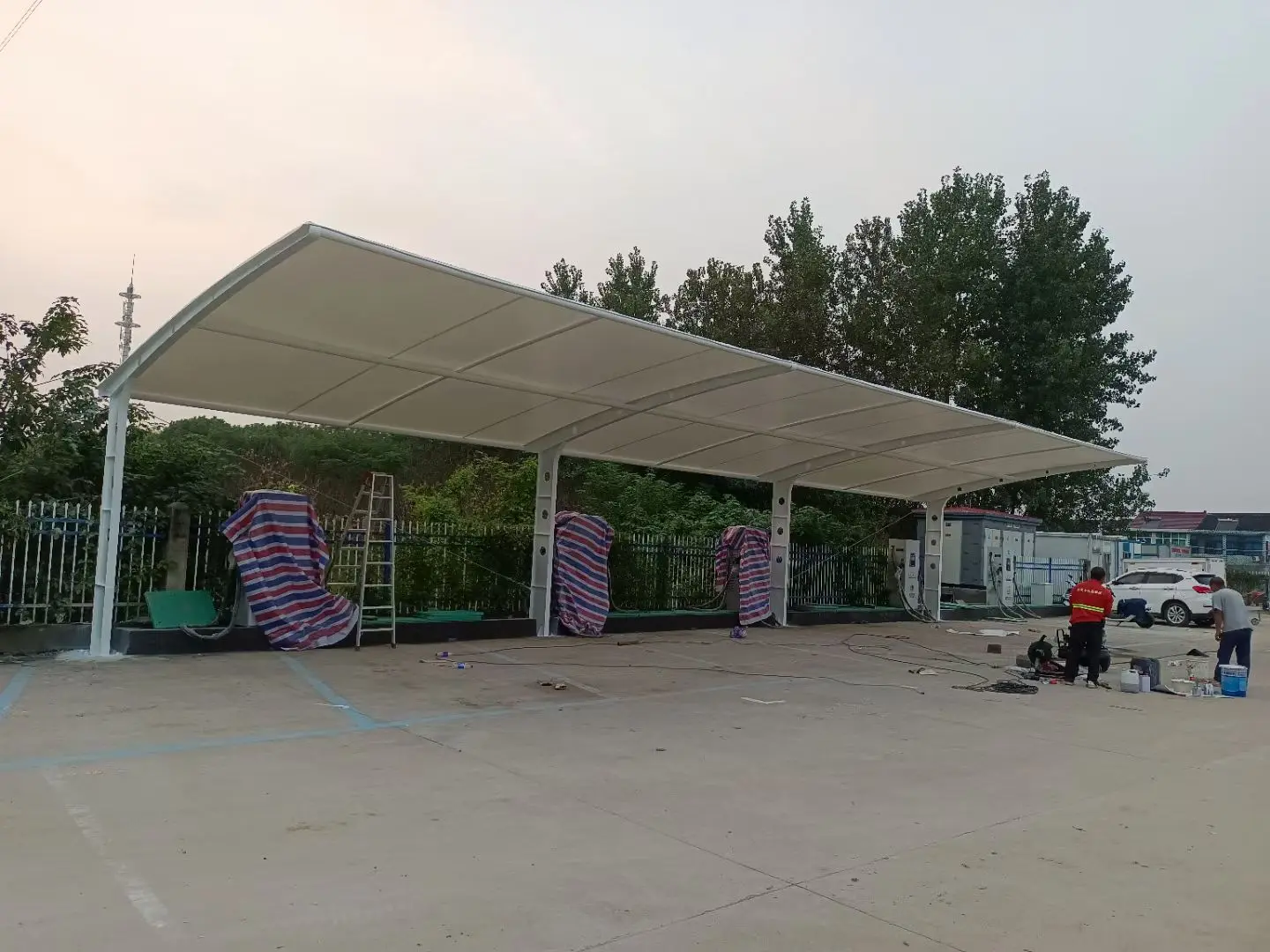 贵州赫章膜结构工程科普：山地多雨强紫外线环境，停车棚选材别只看低价